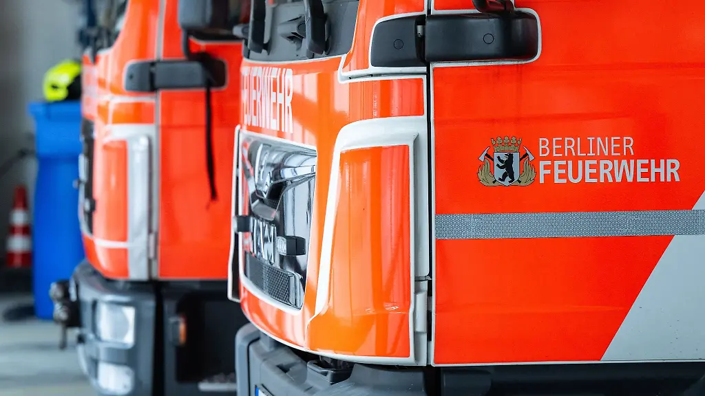 Einsatzfahrzeuge-der-Berliner-Feuerwehr-stehen-in-einer-Halle