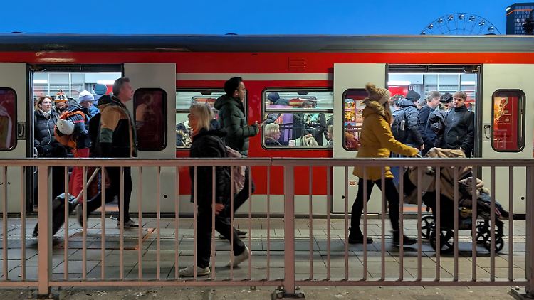 Eine volle Bahn in München. 