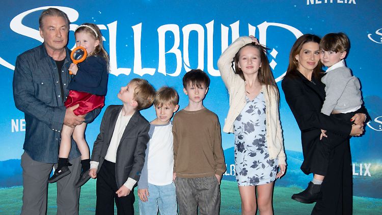An Einsamkeit leiden diese Eltern nicht: Alec und Hilaria Baldwin mit sechs ihrer sieben Kinder.