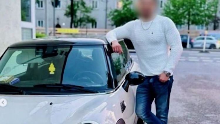 Am Donnerstag fuhr Farhad N. mit seinem Mini Cooper in die Demonstration der Gewerkschaft Verdi.  