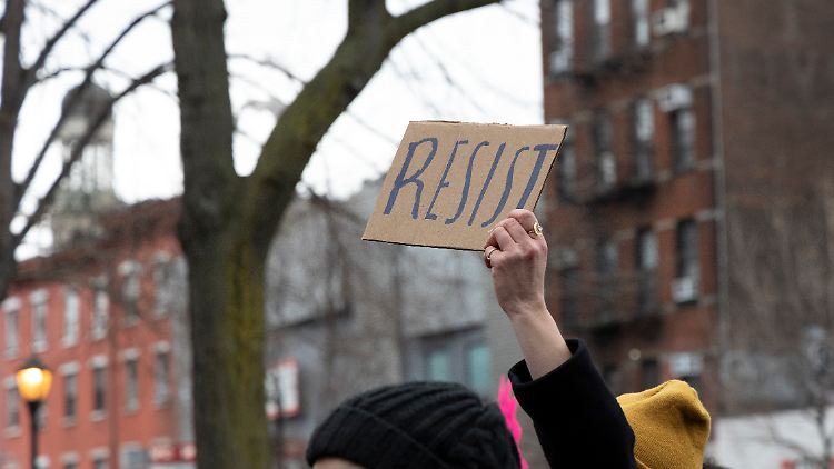 Kurz vor Trumps Amtsbeginn im Januar demonstrieren in New York Tausende gegen strengere Abtreibungsgesetze.
