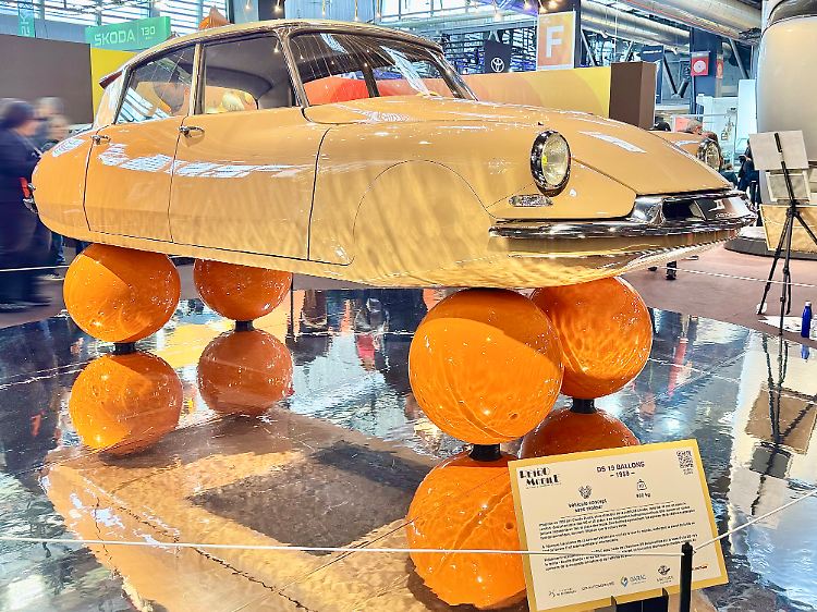Das auf orangefarbenen Kugeln ruhende Karosserie-Exponat spielt auf die Hydropneumatik der DS an.
