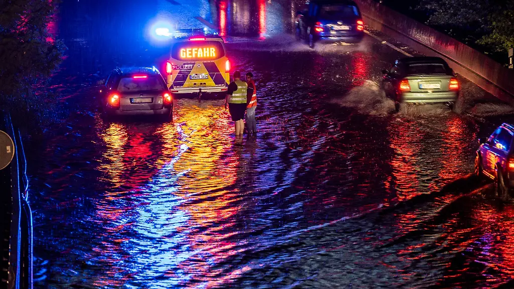 Autos-fahren-auf-einer-Autobahn-durch-die-Wassermassen