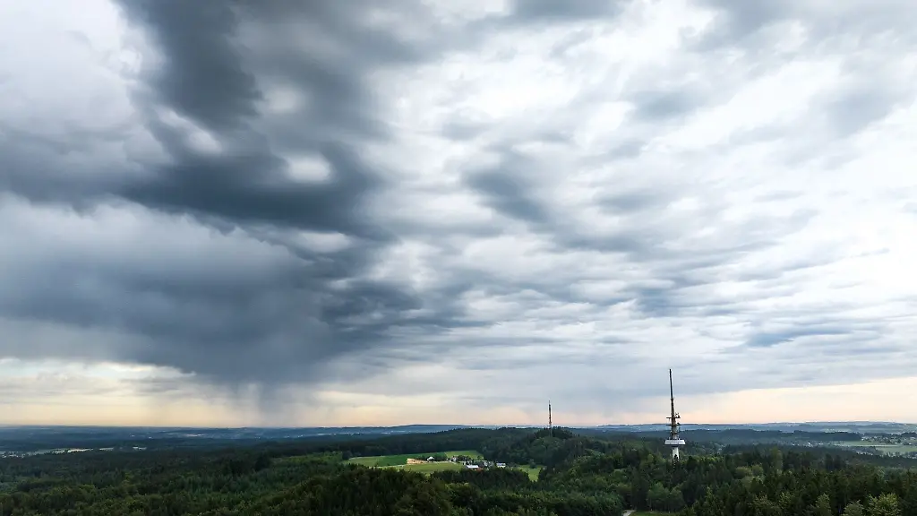 Eine-Kaltfront-mit-dunklen-Wolken-zieht-ueber-eine-Landschaft