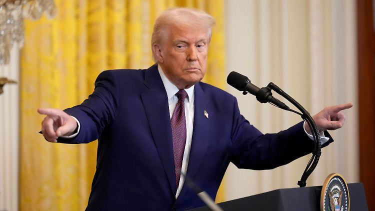 Insgesamt gibt es bei den US-Bundesbehörden etwa 2,3 Millionen zivile Angestellte.