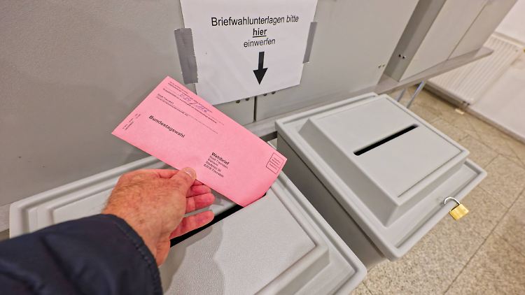 Die Stimmabgabe per Brief in Deutschland oder in Rathäusern und Einwohnermeldeämtern ist deutlich einfacher als die Teilnahme an der Wahl aus dem Ausland.