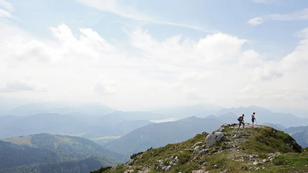 Zwei-Wanderer-auf-dem-Gipfel-der-Benediktenwand