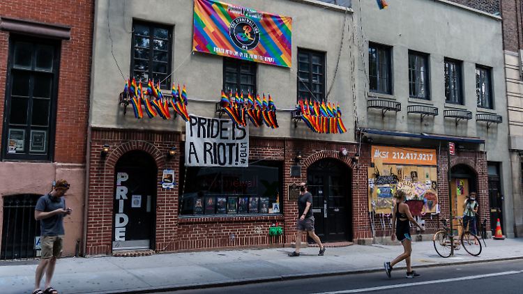 Eine Polizeirazzia im Stonewall Inn war 1969 Auslöser für den Widerstand der LGBTQ+-Community in der Christopher Street.
