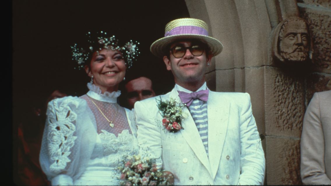 ... gilt längst nicht für alle Promi-Paare, die am Valentinstag geheiratet haben. Elton John kann davon ein Lied singen! Vier Jahre nach ihrer Trauung 1984 war die Scheidung des britischen Popstars und der deutschen Tontechnikerin endgültig durch, ...