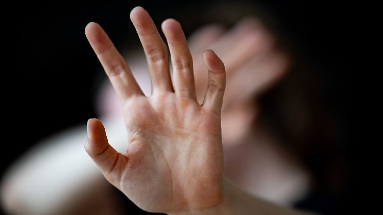 Landesweit soll es unter anderem mehr Frauenhäuser, Schutzwohnungen und Beratungsstellen geben.