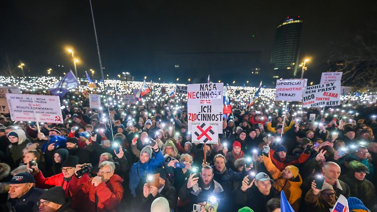Zehntausende protestieren derzeit in der Slowakei gegen Premier Fico.