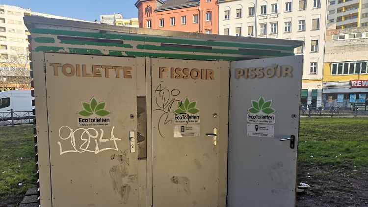 Öffentliche Toiletten am Kottbusser Tor in Berlin: Der Kolumnist rät vom Betreten dringend ab.