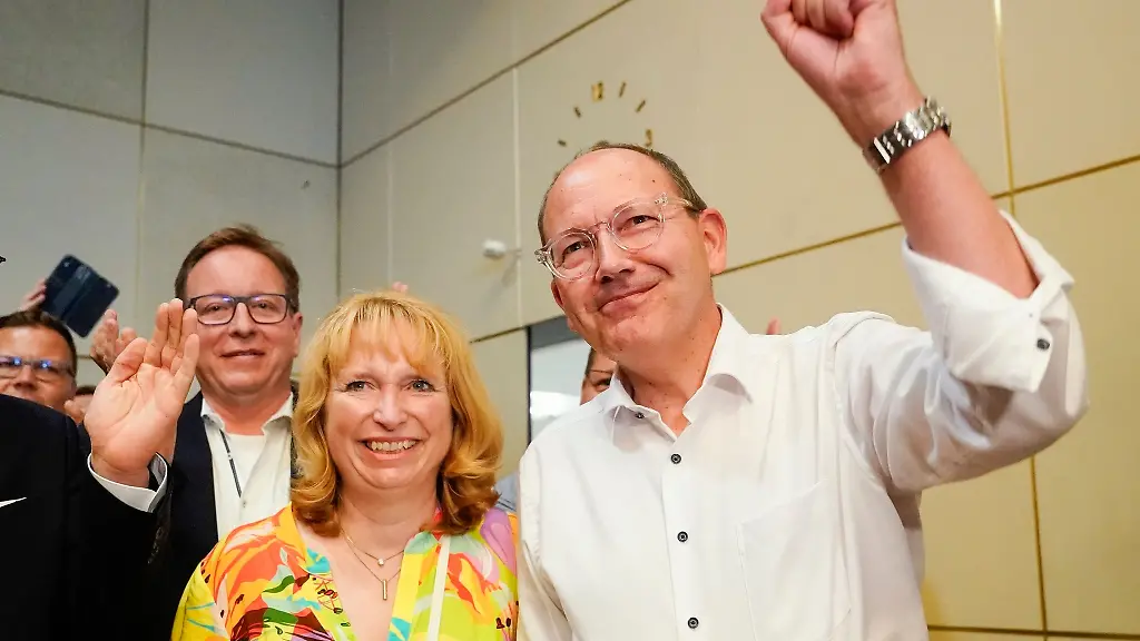 Christian-Specht-r-CDU-gestikuliert-im-Ratssaal-bei-der-Neuwahl-zum-Oberbuergermeister-der-Stadt-Mannheim