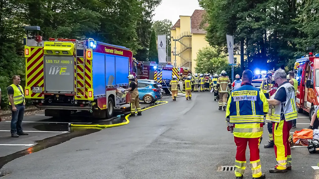 Einsatzkraefte-arbeiten-bei-einer-psychiatrischen-Klinik
