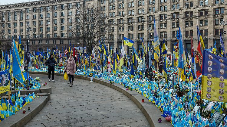 Leute besuchen das provisorische Denkmal für gefallene ukrainische Soldaten auf dem Unabhängigkeitsplatz in Kiew.