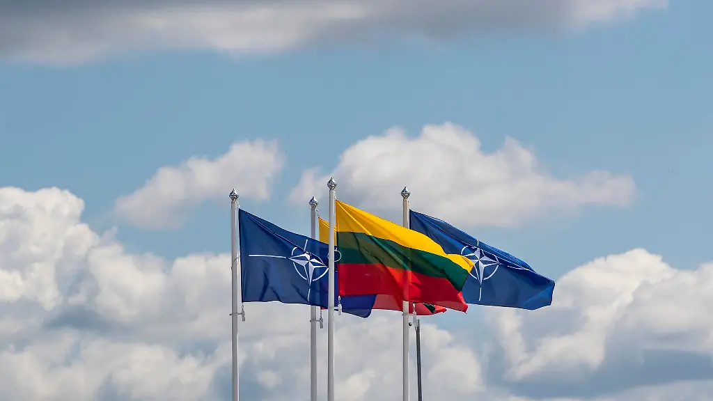Flaggen-der-Nato-Mitgliedslaender-wehen-im-Wind-vor-dem-Veranstaltungsort-des-Nato-Gipfels-Der-Krieg-Russlands-gegen-die-Ukraine-wird-ganz-oben-auf-der-Tagesordnung-stehen