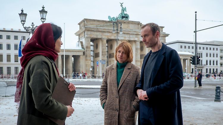 Susanne Bonard (Corinna Harfouch, mi.) und Robert Karow (Mark Waschke, re.) finden die Verdächtige Soraya Barakzay (Pegah Ferydoni, li.) bei einer Protestaktion vor dem Brandenburger Tor.