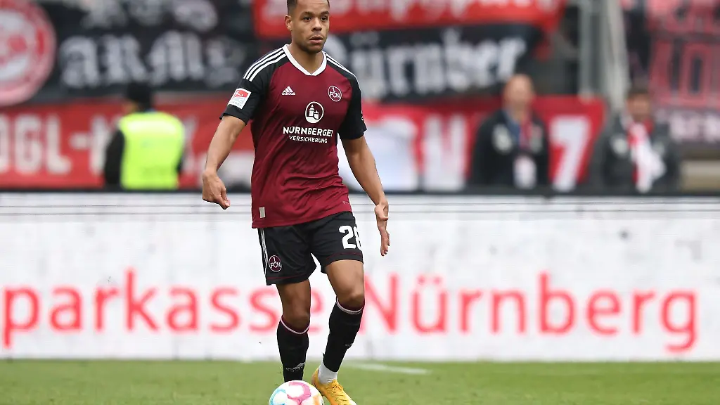 Der-Nuernberger-Jan-Gyamerah-spielt-den-Ball