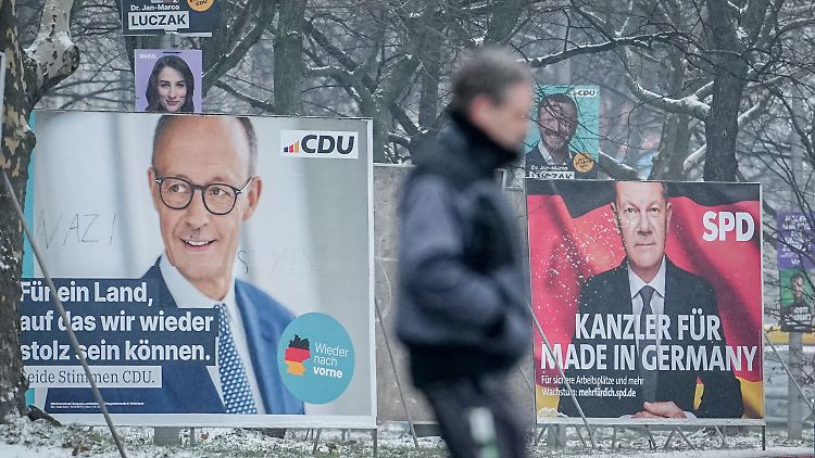Wahlplakate im verschneiten Berlin - in gut einer Woche werden sie wieder abgehängt.