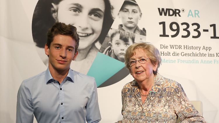 Jacqueline Sanders-van Maarsen und ihr Enkel.