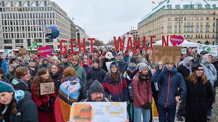Demonstranten in Berlin mit dem Schriftzug "Geht wählen". Mehr als 8000 Menschen kamen allein in der Hauptstadt zusammen, um für Klimaschutz und Demokratie zu demonstrieren. 