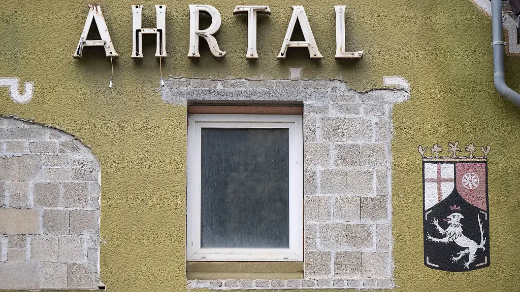 Die-ehemalige-Raststaette-Zum-Ahrtal-an-der-Ortseinfahrt-des-Oertchens-Schuld