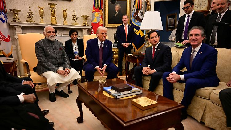 Für Trump eine Trophäe: Das eigene Foto aus dem Gefängnis hängt er sich in den Flur (rechts im Hintergrund).