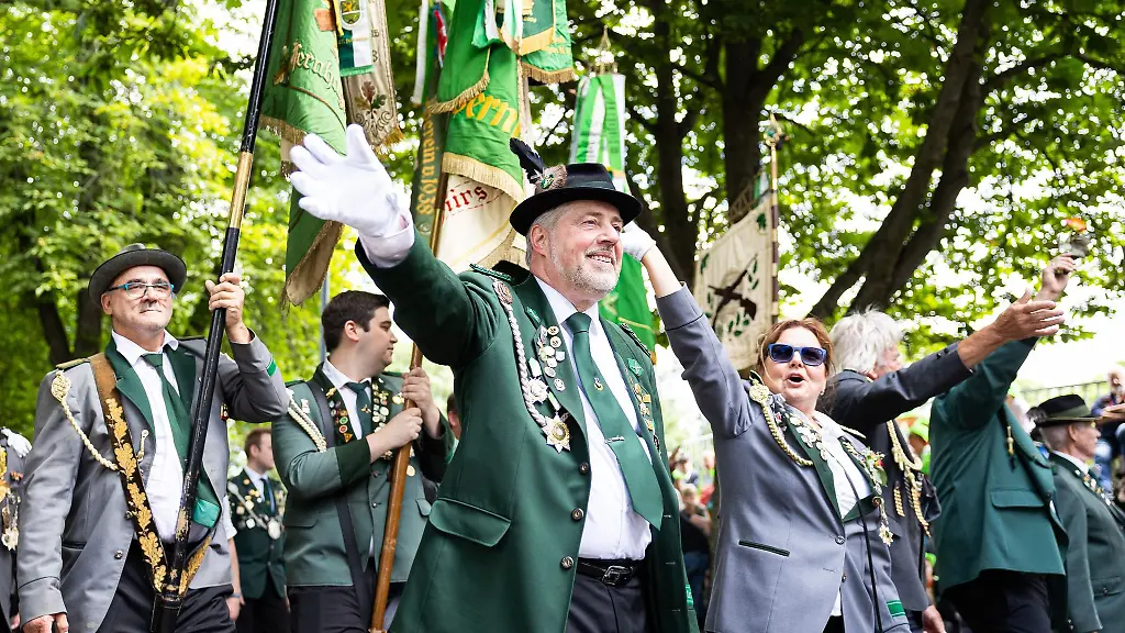 Teilnehmer-vom-Schuetzenausmarsch-laufen-durch-die-Innenstadt-von-Hannover
