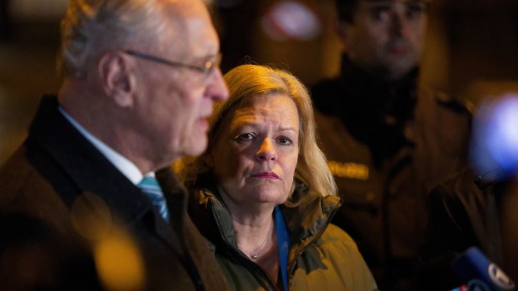 Faeser mit dem bayerischen CSU-Innenminister Herrmann am Tatort in München.