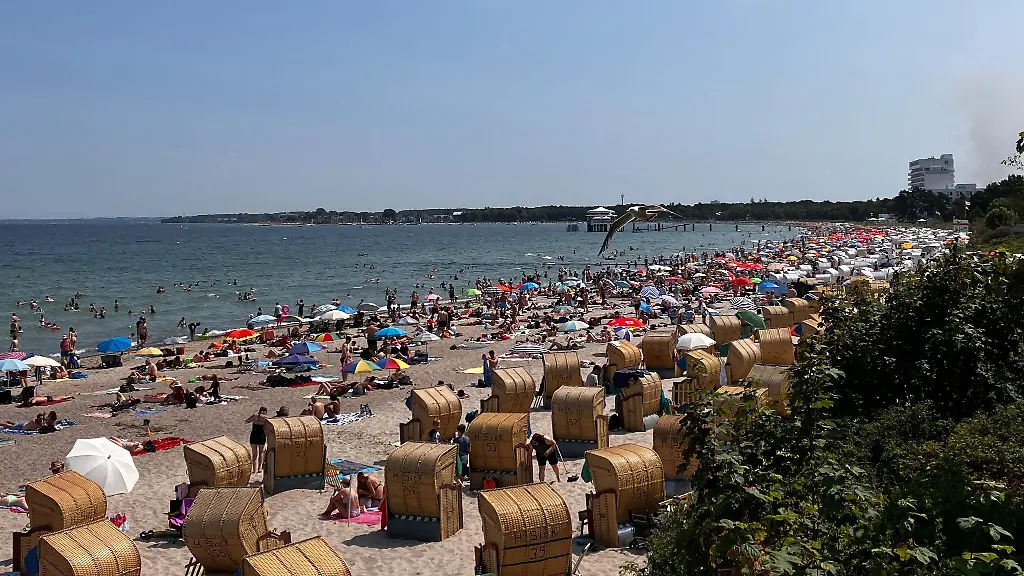 Bei-schoenstem-Sommerwetter-geniessen-zahlreiche-Urlauber-die-Straende-der-Ostsee