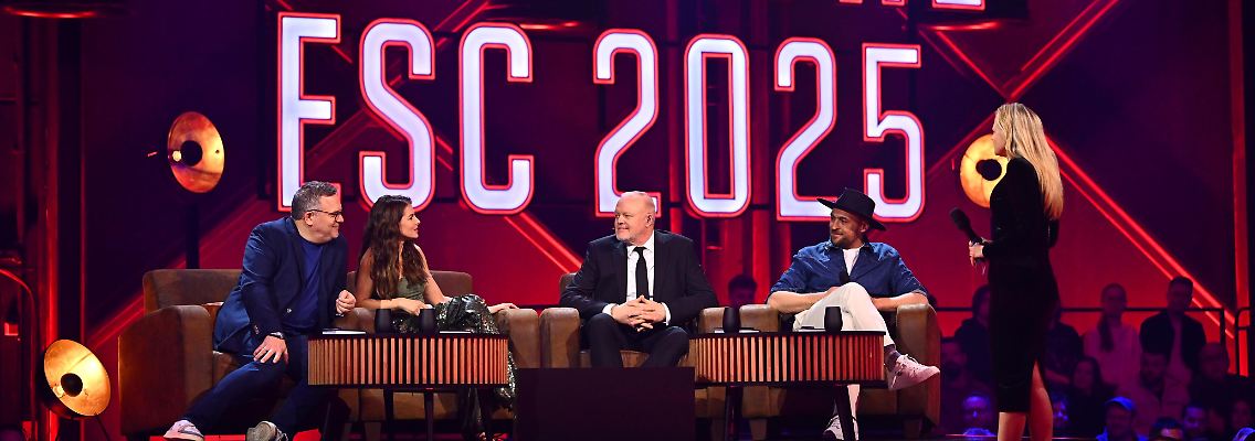 Chef Stefan Raab (M.) und sein Team: Elton, Yvonne Catterfeld, Max Mutzke und Barbara Schöneberger (v.l.n.r.).