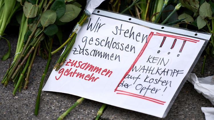 Mit Kerzen, Blumen und klaren Worten in Richtung Politik zeigen die Münchner ihre Anteilnahme.