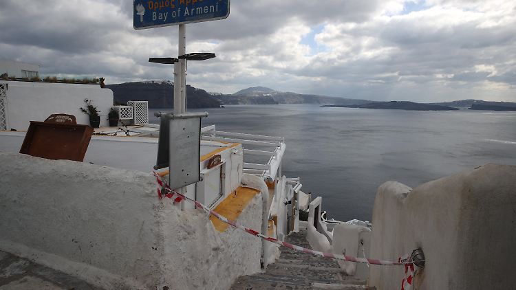 Auf Santorini sind die Straßen leer gefegt und viele gesperrt. 