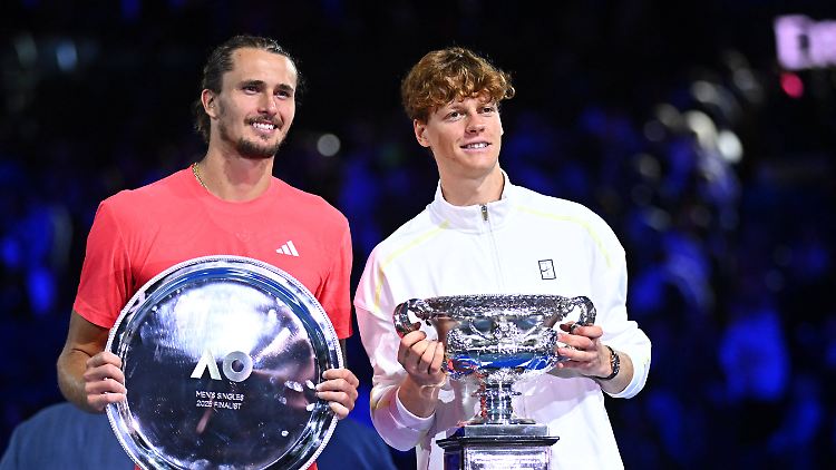 Jannik Sinner (rechts) gewann im Januar das Finale der Australian Open gegen Alexander Zverev.