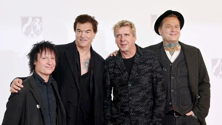 Die Toten Hosen mit Stephen George Ritchie (l-r), Andreas Frege alias Campino, Andreas Meurer und Andreas von Holst finden nach dem Anschlag in München klare Worte.