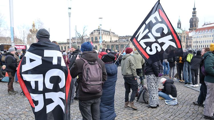 Entlang der geplanten Aufmarschroute blockieren Hunderte Menschen in Dresden die Straßen.