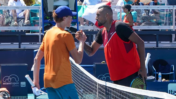 Nick Kyrgios (rechts) und Jannik Sinner 2022.