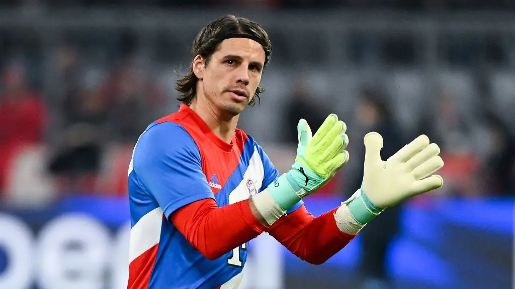 Torwart-Yann-Sommer-waermt-sich-auf