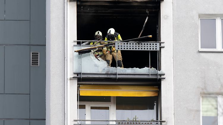 Die Feuerwehr wurde kurz vor zwölf Uhr alarmiert und in den Stadtteil Johannstadt nahe der Elbe gerufen.
