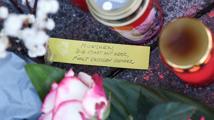 Die Ermittler gehen derzeit davon aus, dass die Tat einen islamistischen Hintergrund hat. Der Fahrer sitzt inzwischen in Untersuchungshaft.