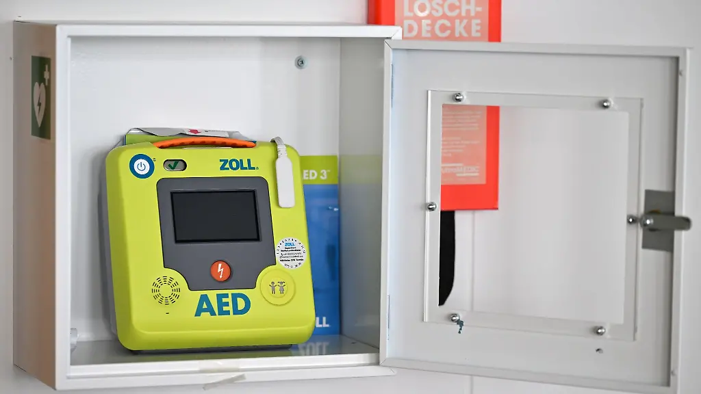 Ein-Defibrillator-AED-liegt-in-einem-kleinen-Kasten-im-Erfurter-Buergeramt-bereit