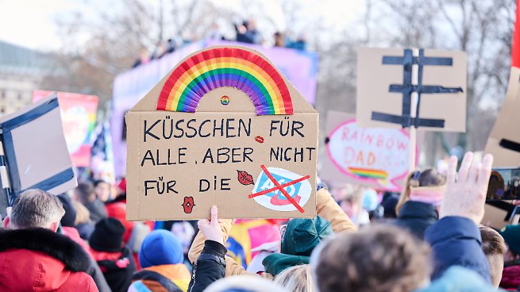 "Die Stimmung ist super", sagte CSD-Sprecher Lehmann zu der Parade in der Hauptstadt.