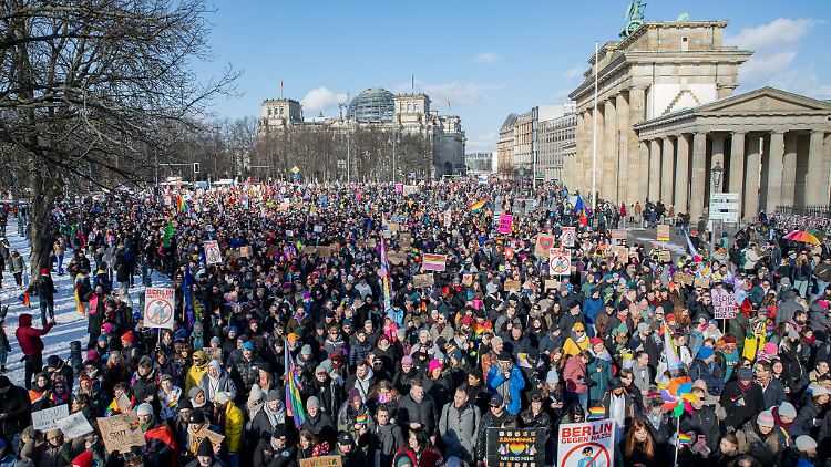 CSD-Sprecher Andre Lehmann sprach von gut 15.000 Teilnehmern in Berlin.