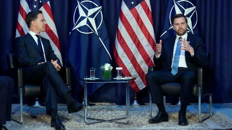 "Ich weiß, dass es den Fragebogen gibt": Nato-Generalsekretär Rutte spricht in München mit US-Vizepräsident Vance.
