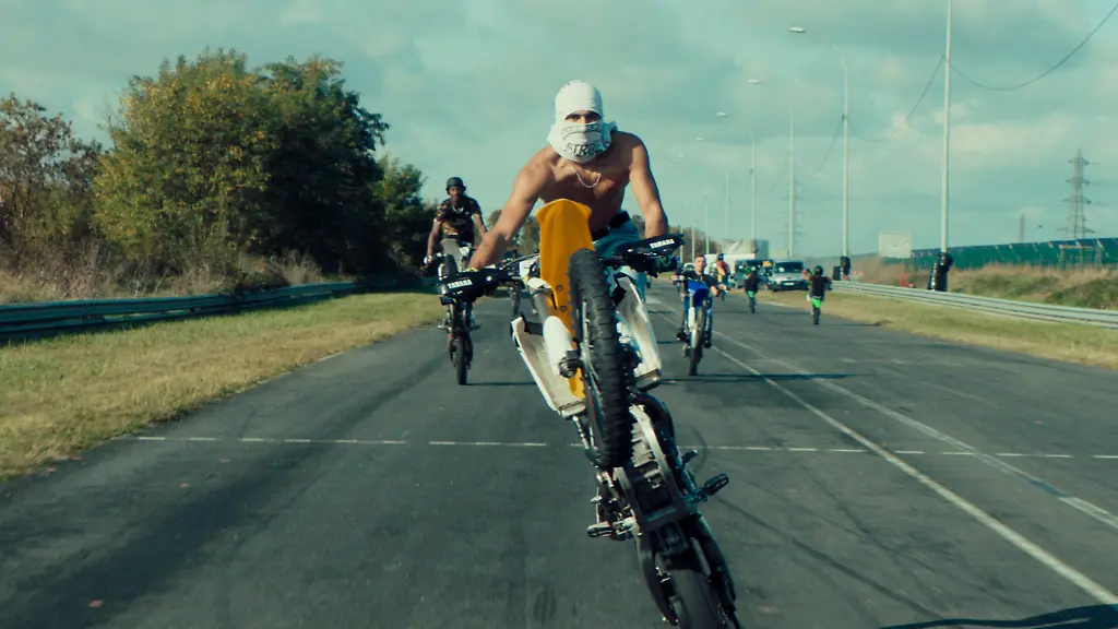 Kein-Geld-schwere-familiaere-Verhaeltnisse-Die-B-Mores-aus-dem-Film-Rodeo-fuehlen-sich-nur-frei-wenn-sie-mit-ihren-Bikes-waghalsige-Stunts-fahren