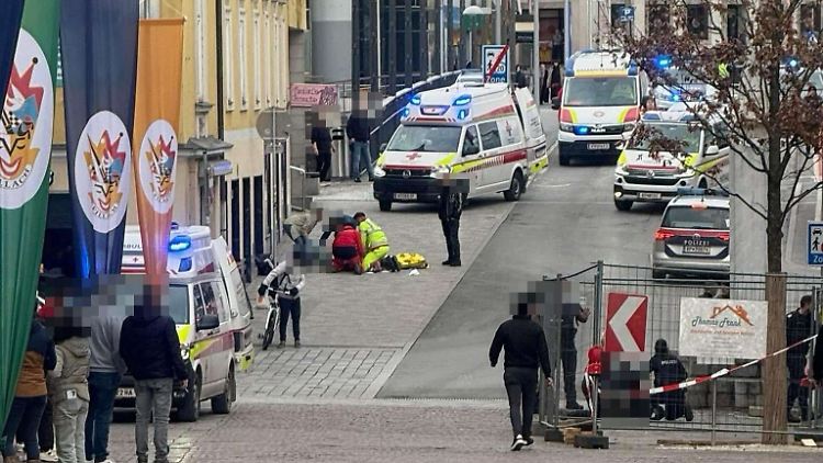 Rettungskräfte kümmern sich im Zentrum von Villach um Verletzte.