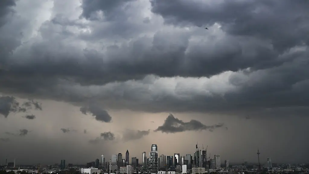 Eine-Unwetterfront-zieht-ueber-die-Skyline-von-Frankfurt-am-Main