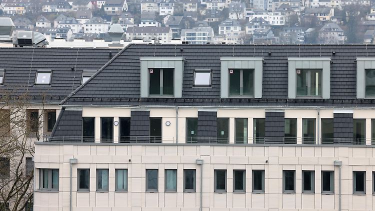 Wohn- und Geschäftgebäude in der Innenstadt von Siegen. Vor allem in Großstädten fehlen Mietwohnungen.  