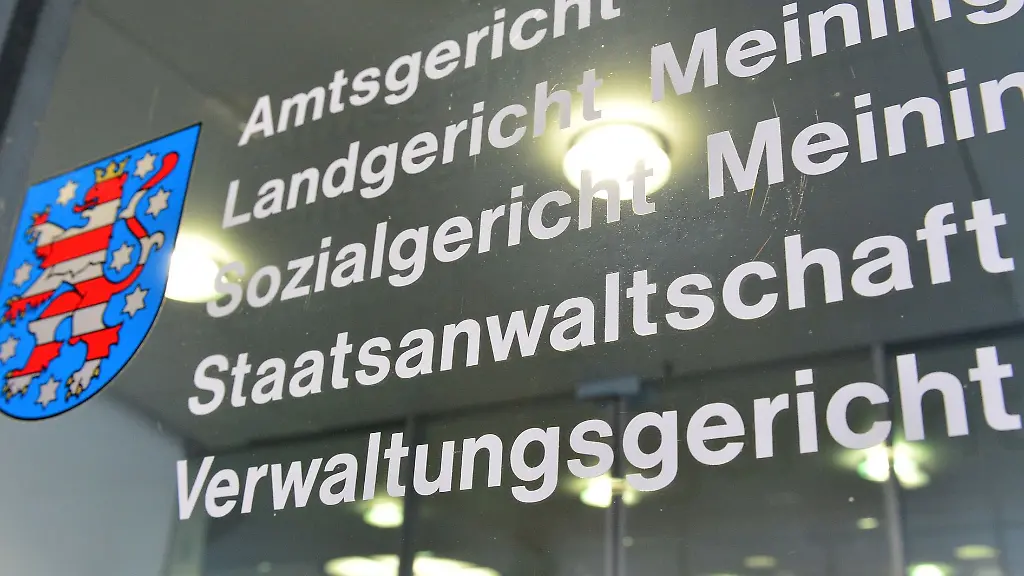 Blick-auf-ein-Schild-am-Justizzentrum-in-Meiningen