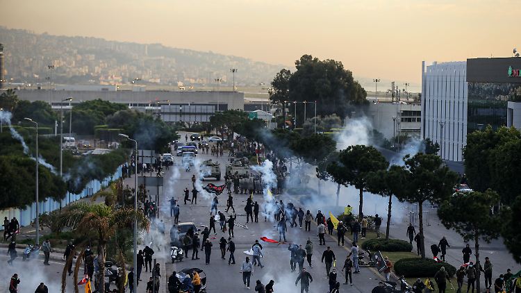 Anhänger der Hisbollah blockierten den Zugang zum Flughafen in Beirut zwischenzeitig.